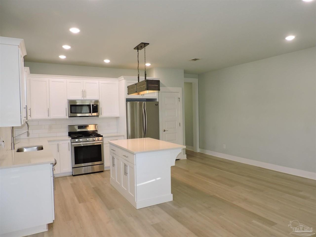 1058 W Brainerd St - Photo 5 of 24