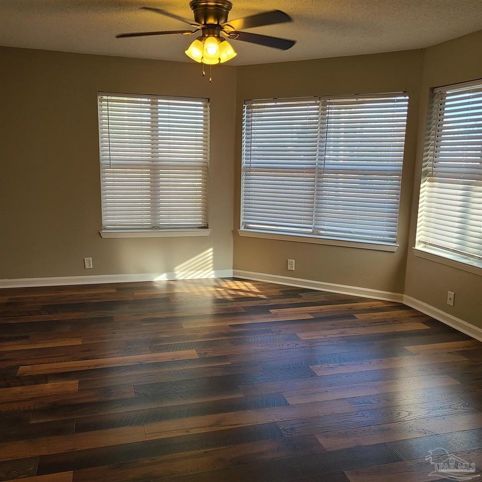 341 S I St #B - Photo 2 of 10