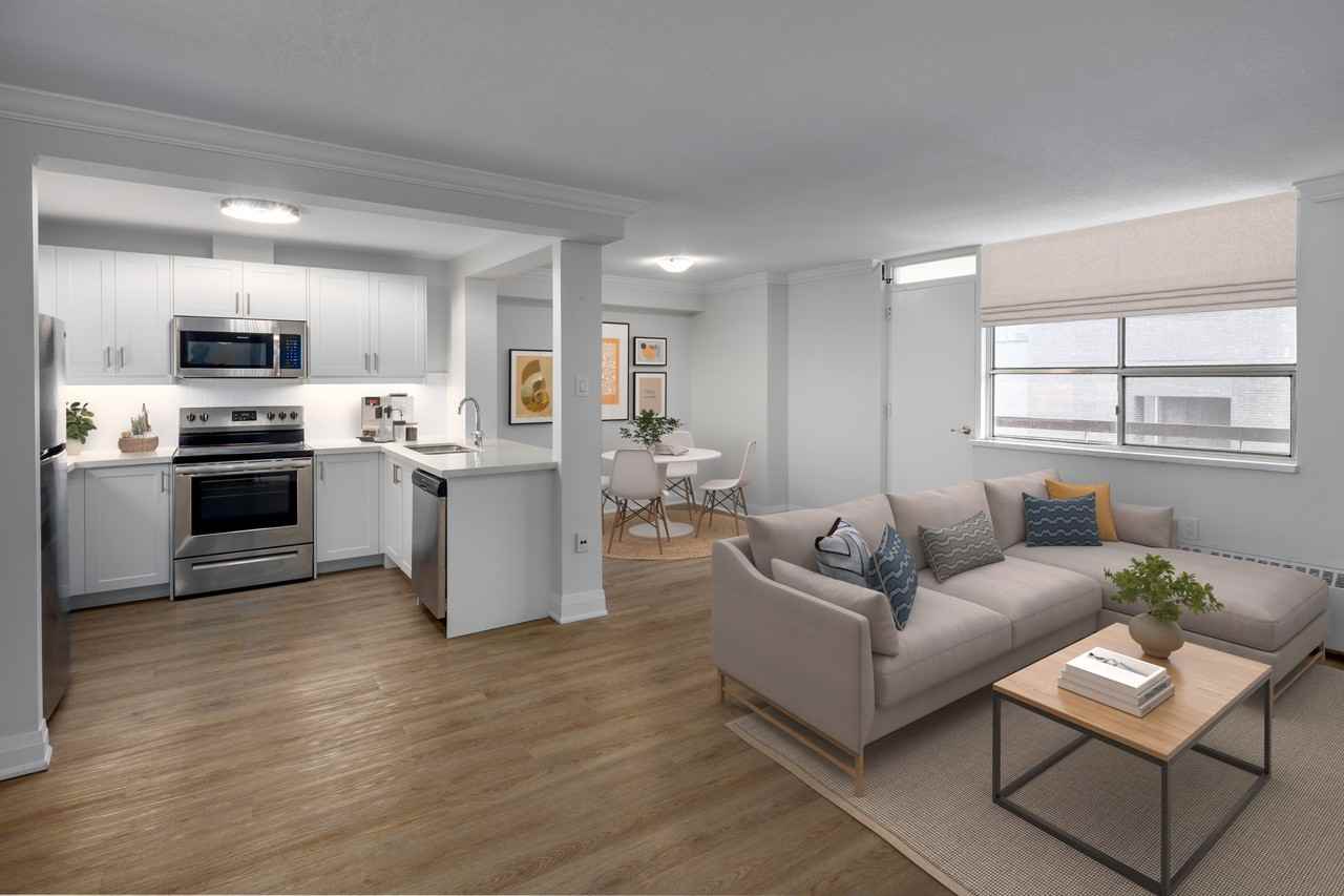 20 Elizabeth Street N - Photo 2 of 11