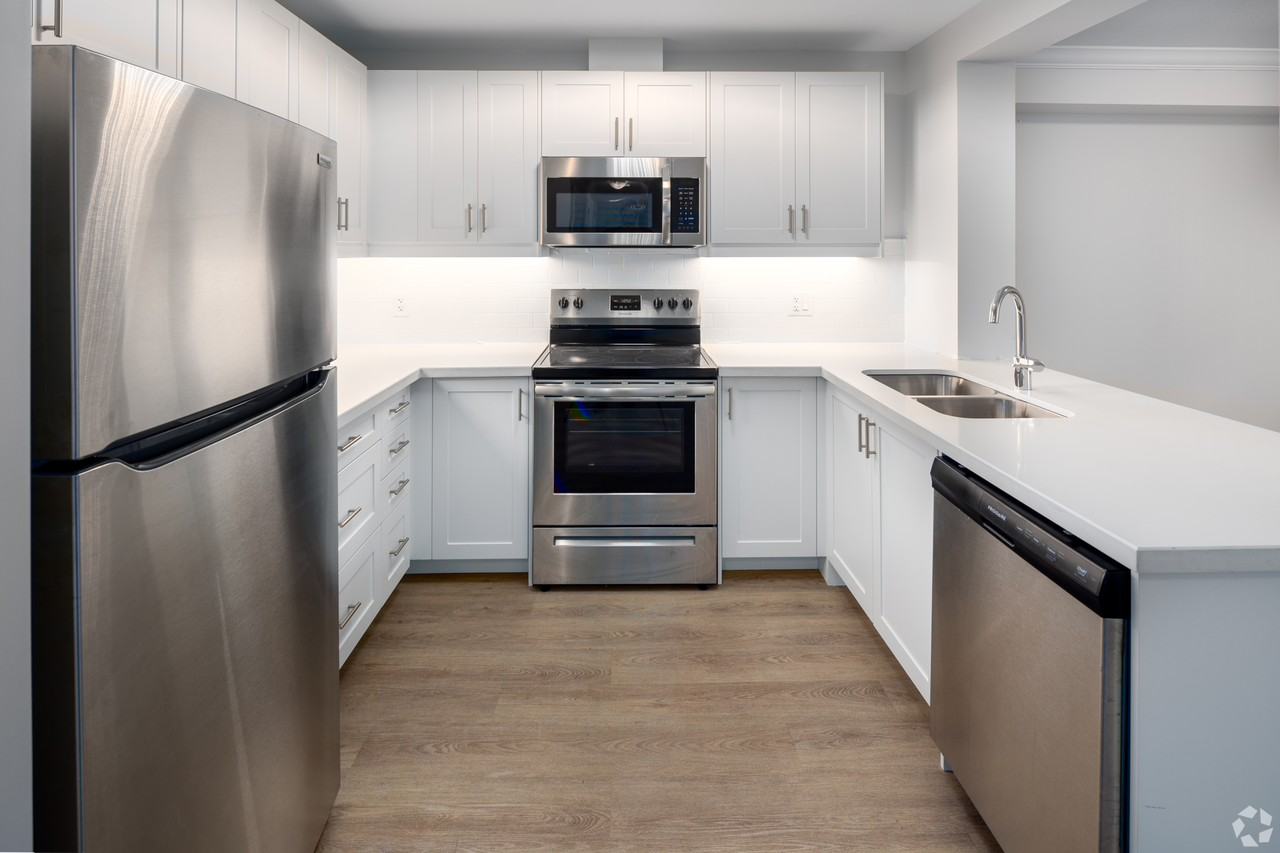 20 Elizabeth Street N - Photo 3 of 11