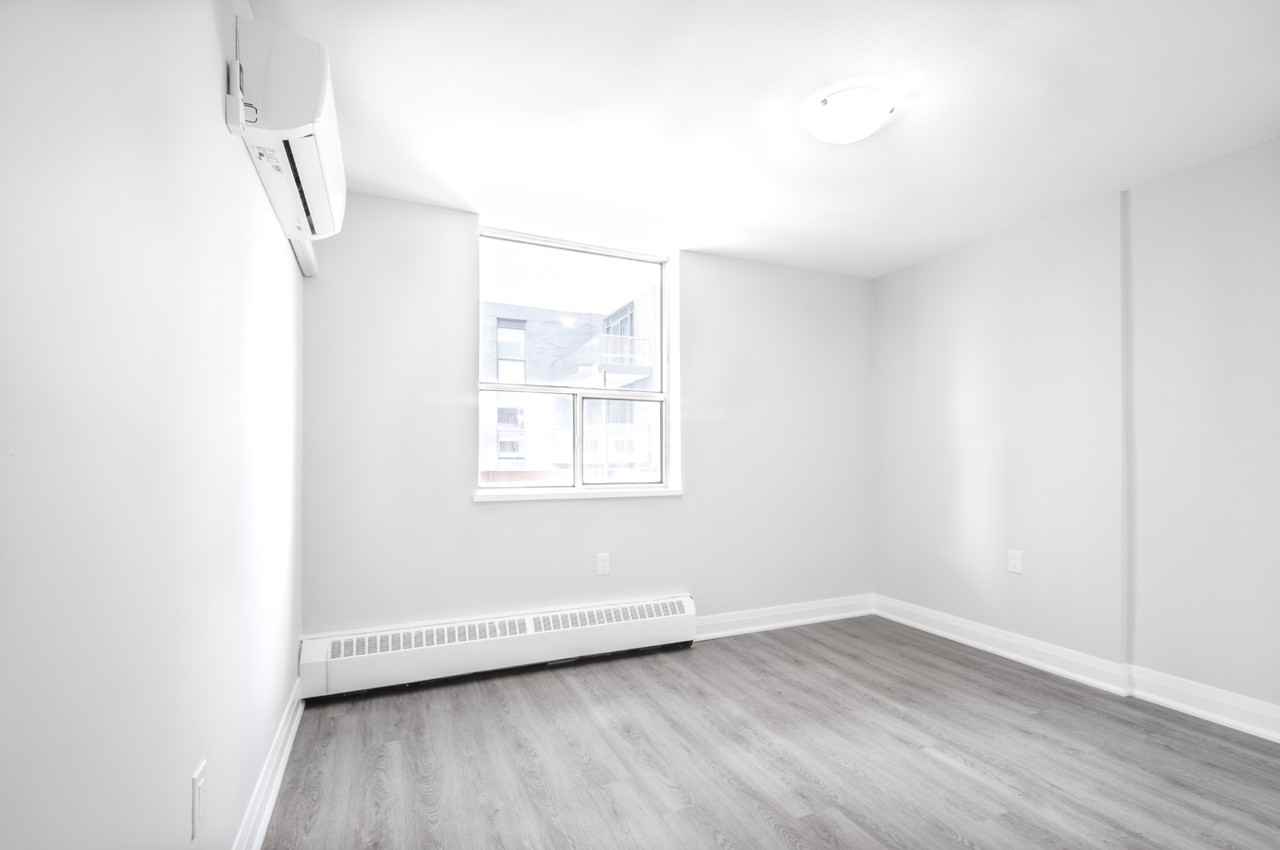 20 Elizabeth Street N - Photo 6 of 11