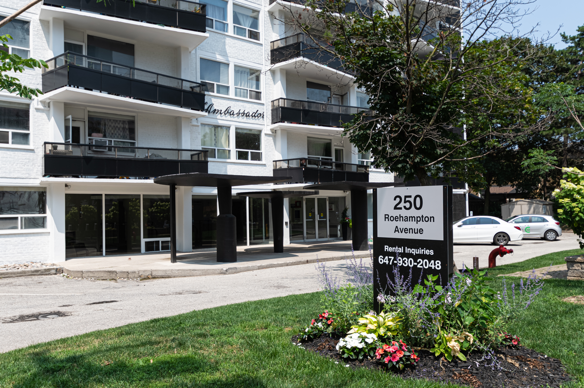 250 Roehampton Avenue - Photo 3 of 7