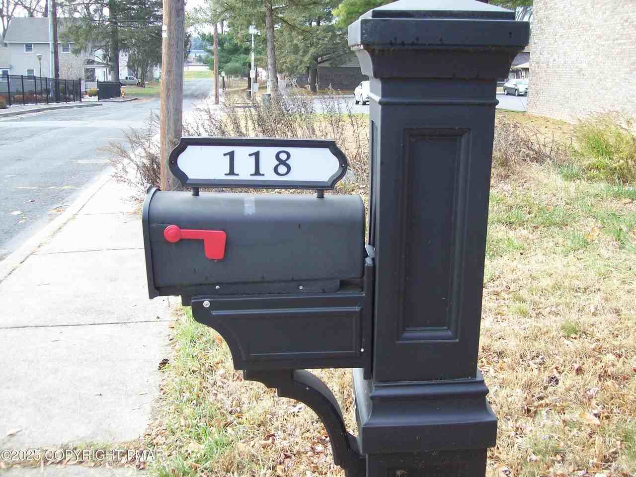 118 Barnum St - Photo 4 of 20