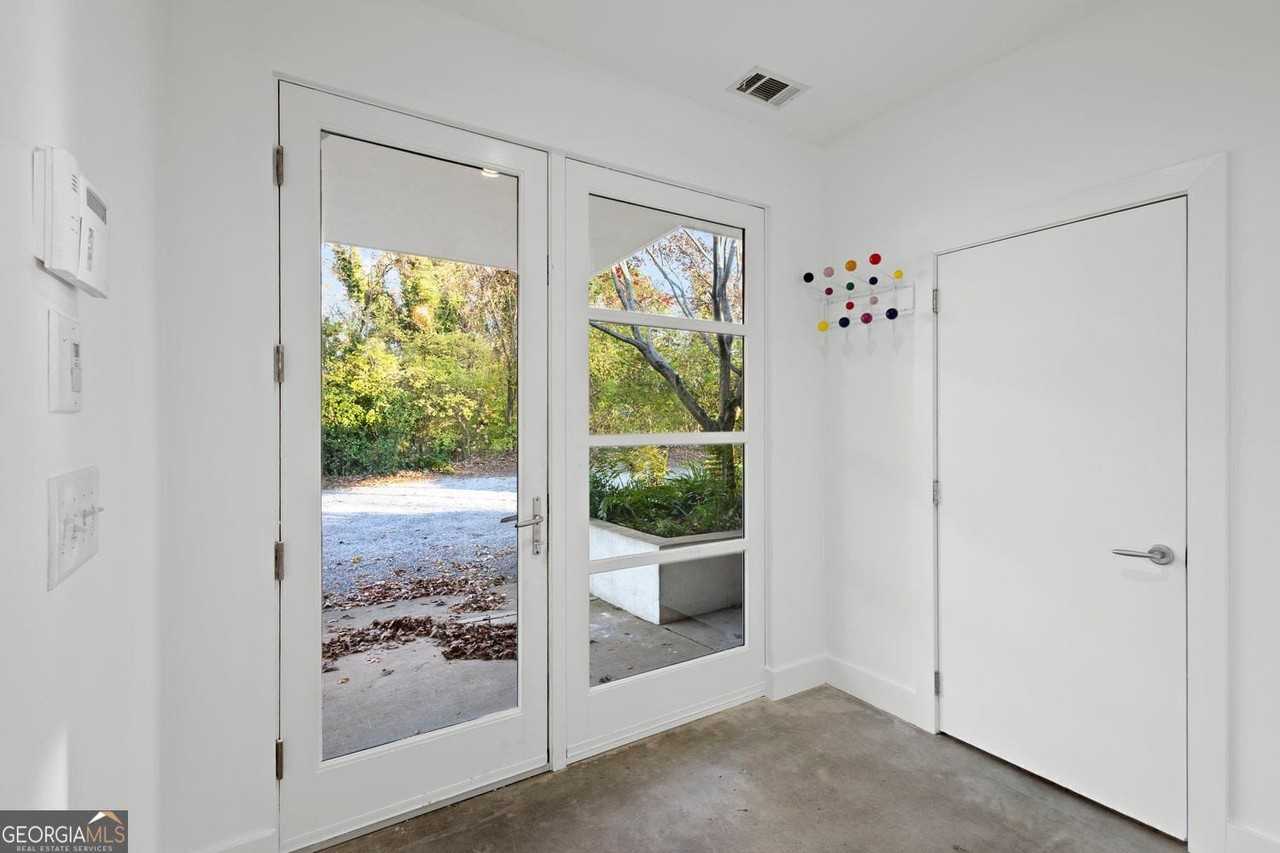 935 Custer Ave Se - Photo 2 of 24