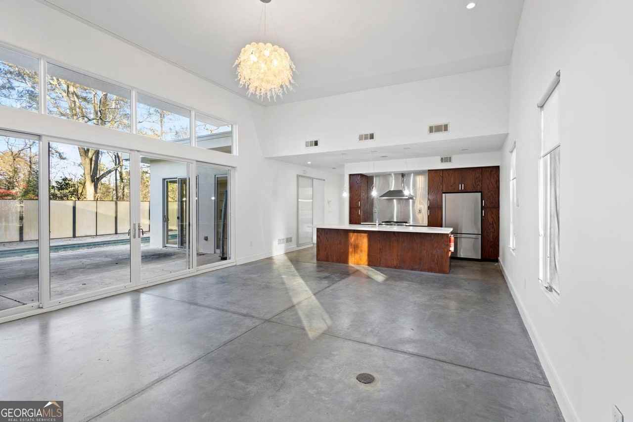 935 Custer Ave Se - Photo 4 of 24