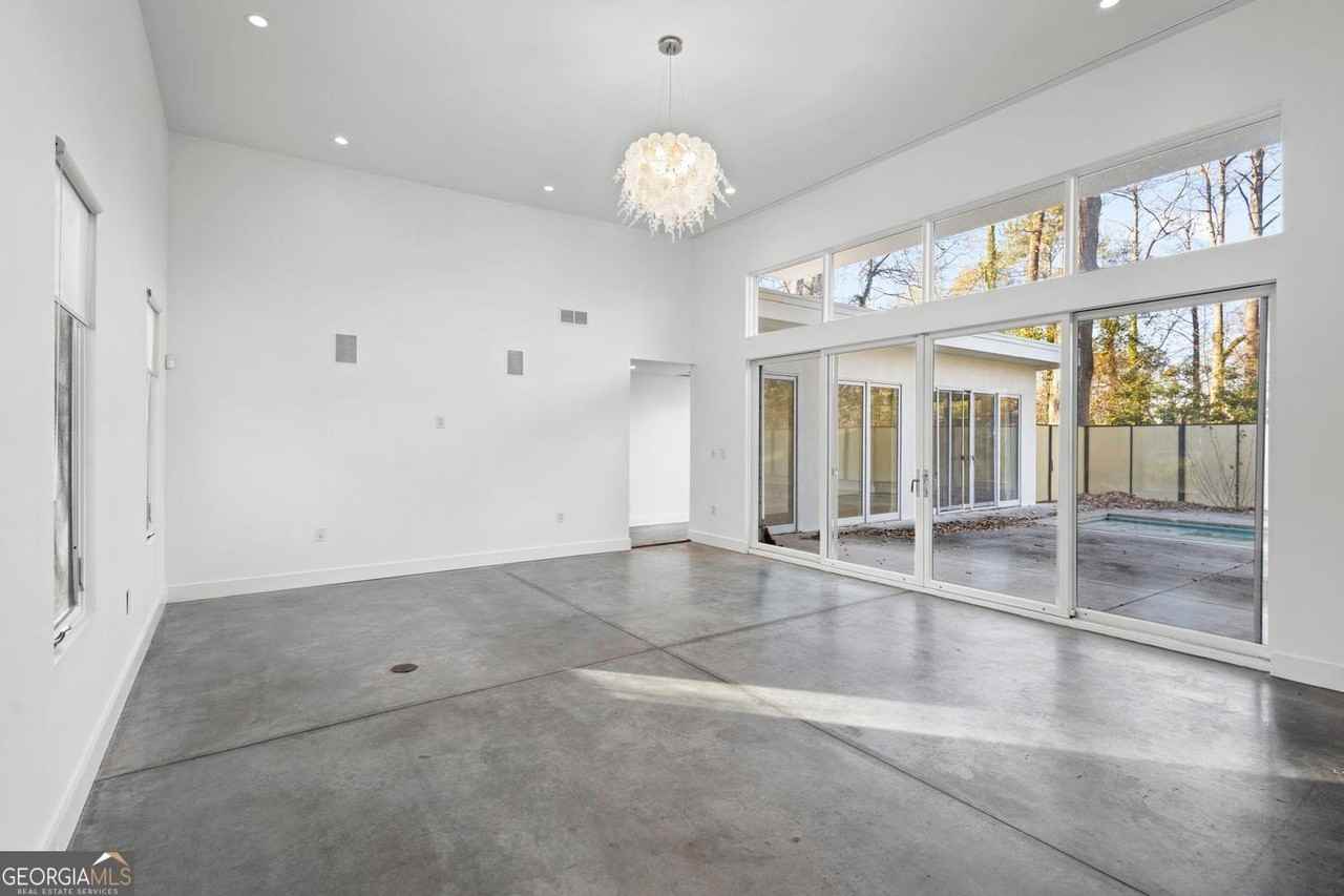 935 Custer Ave Se - Photo 6 of 24