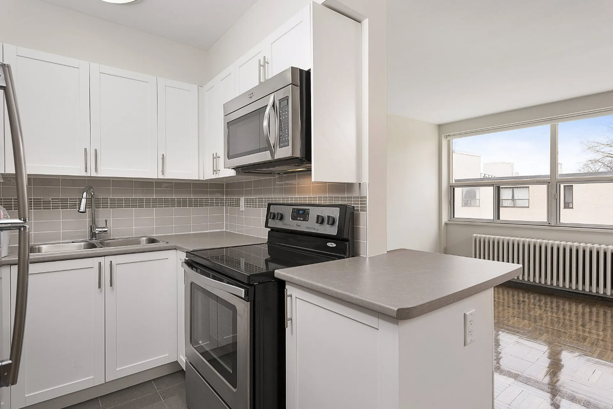 2181 Avenue Road - Photo 4 of 17