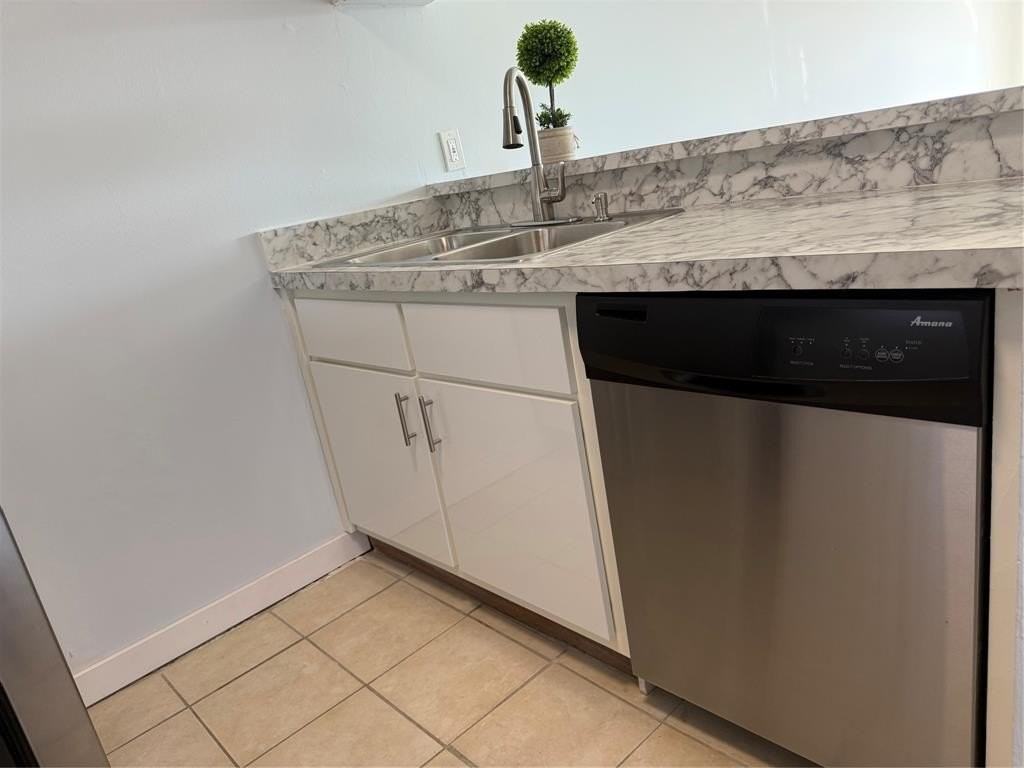 9930 Twin Lakes Dr #7L - Photo 5 of 40