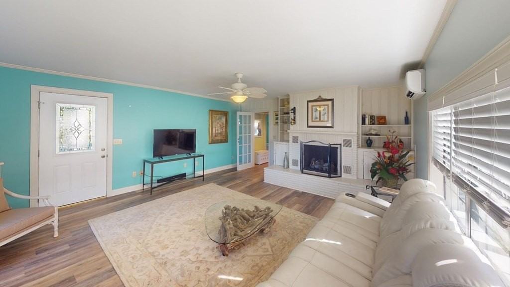 1009 Monument Ave - Photo 5 of 50