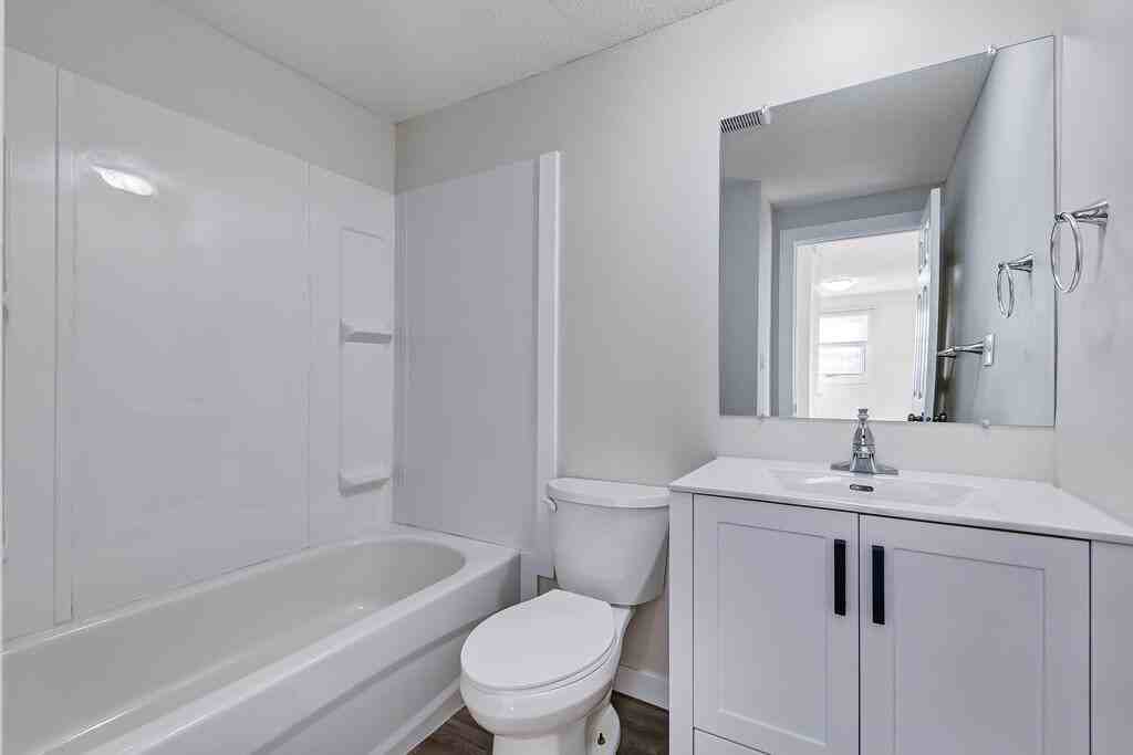 Astor Villa - Photo 5 of 10