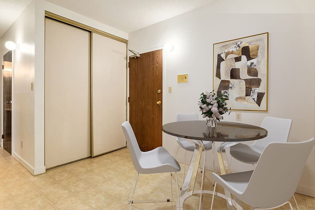 Royal Manor - Photo 3 of 26