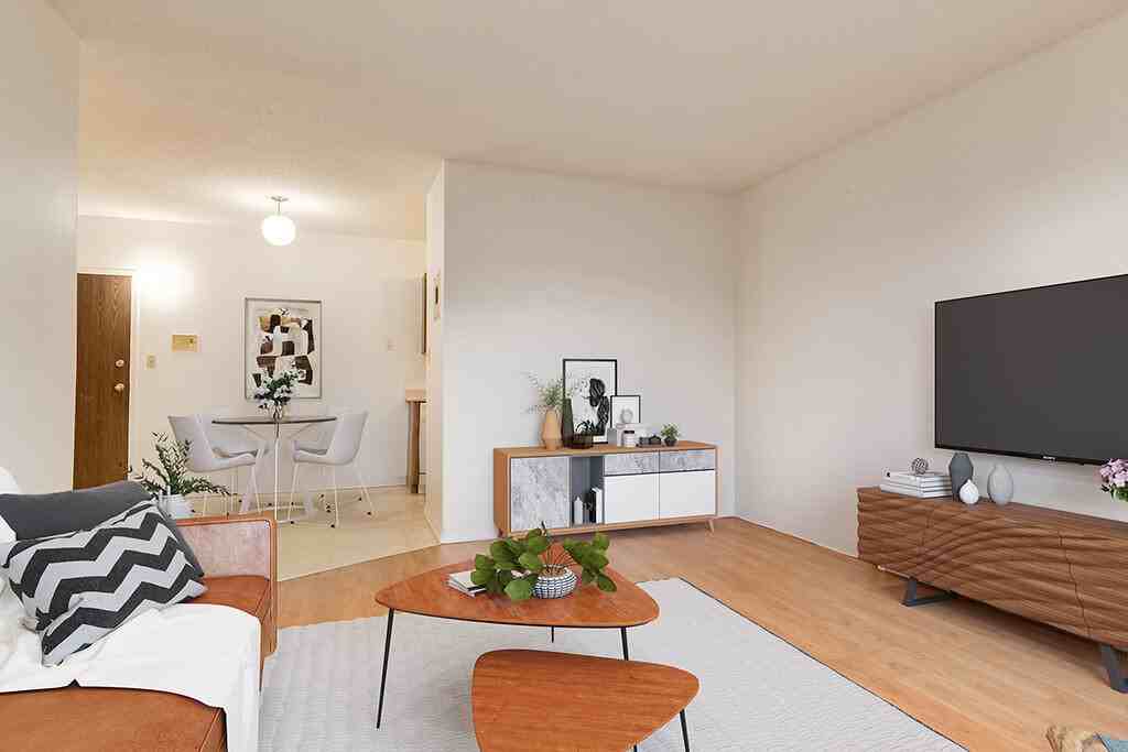 Royal Manor - Photo 4 of 26