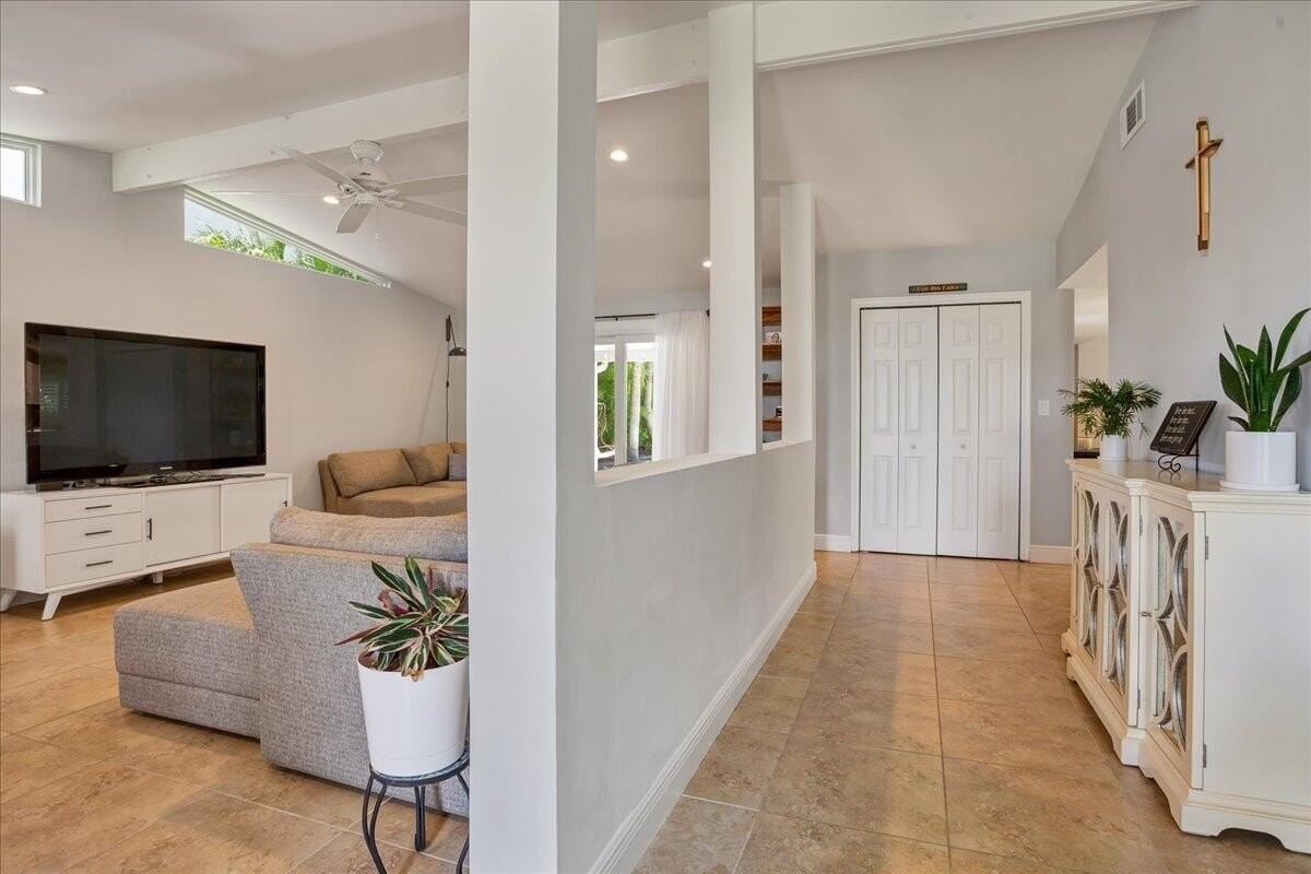 1110 Sw 15th St - Photo 4 of 41