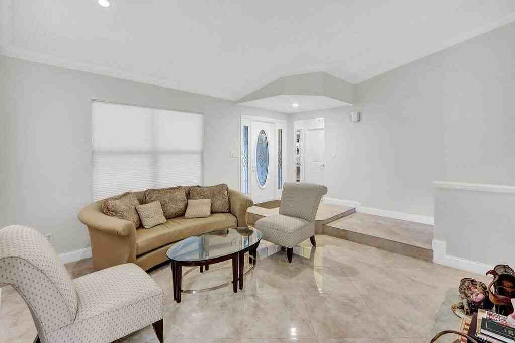 2665 Nw 41st St - Photo 5 of 24