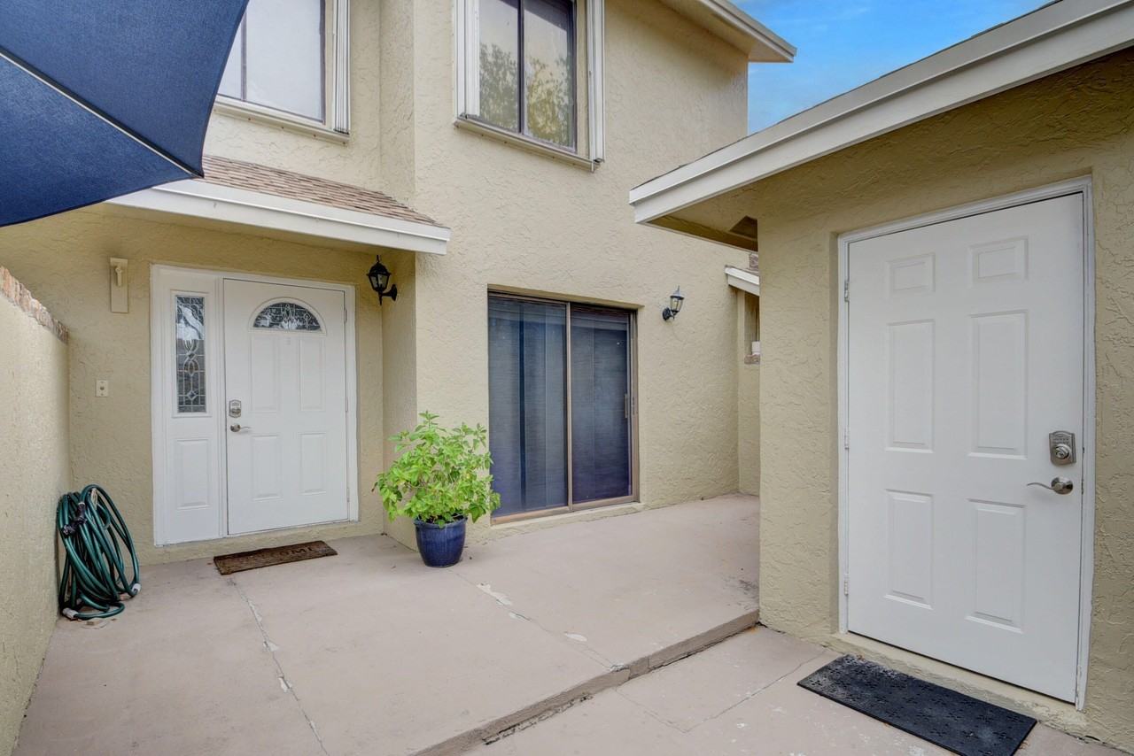 1105 Maplewood Dr - Photo 5 of 50