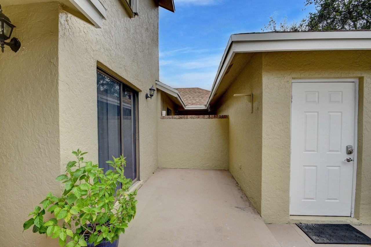 1105 Maplewood Dr - Photo 6 of 50