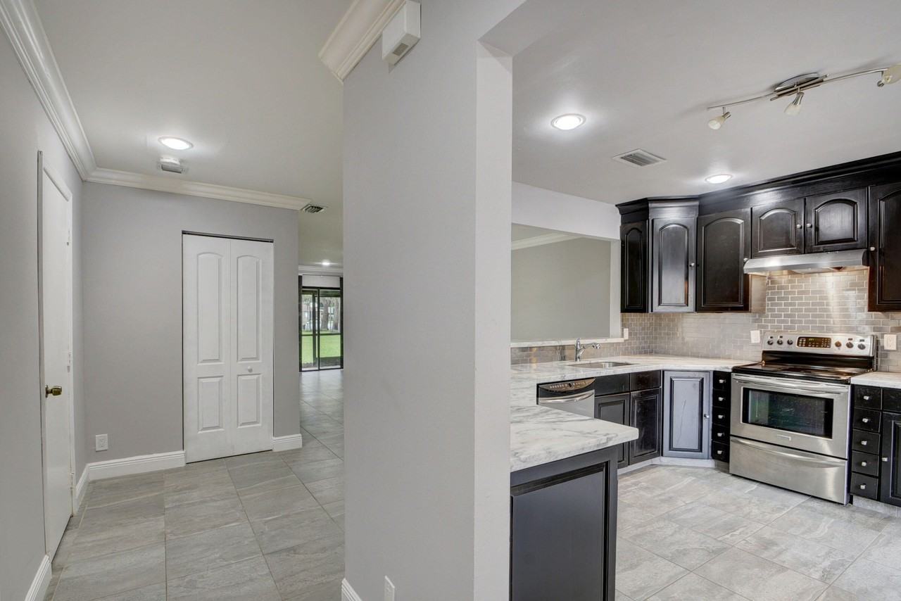 1105 Maplewood Dr - Photo 7 of 50