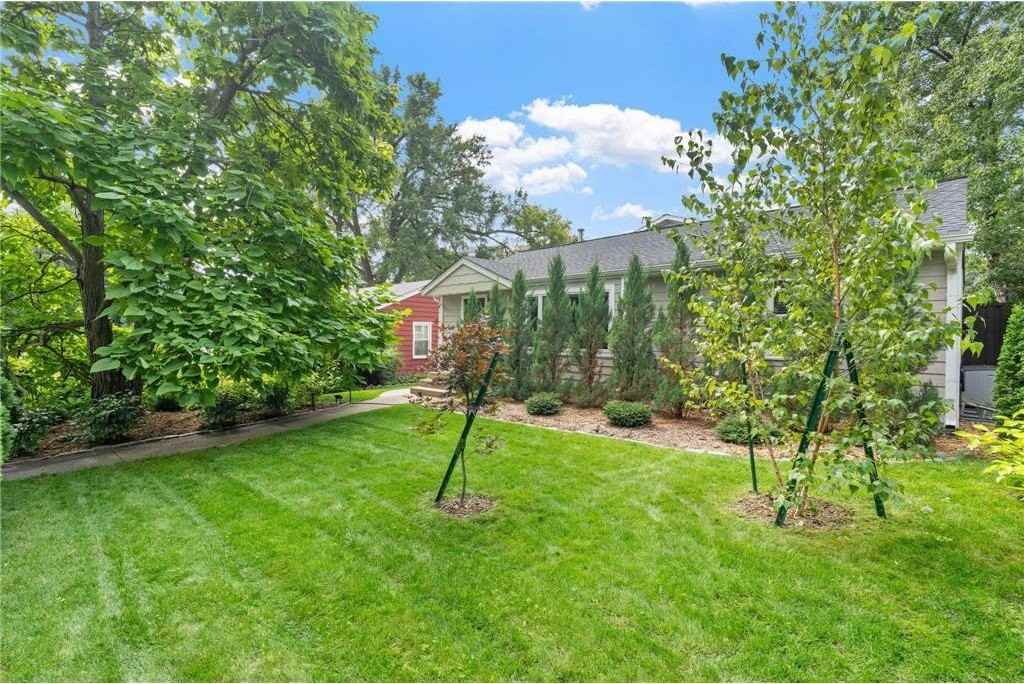 263 Lexington Pkwy S - Photo 2 of 50