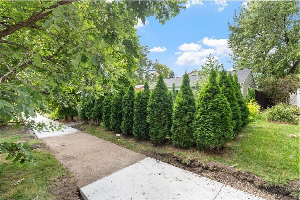 263 Lexington Pkwy S - Photo 4 of 50