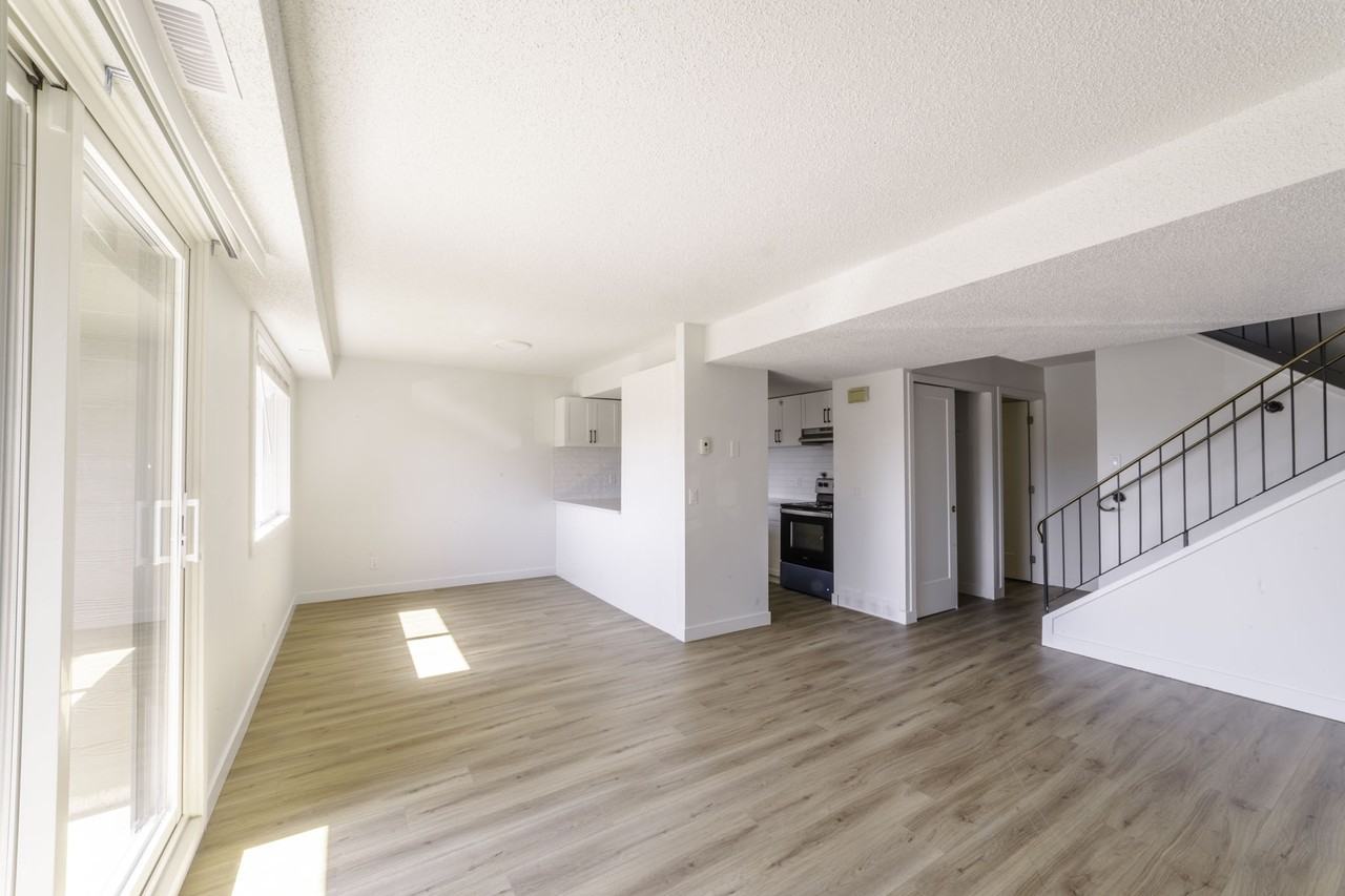 King's Alley - Photo 2 of 40