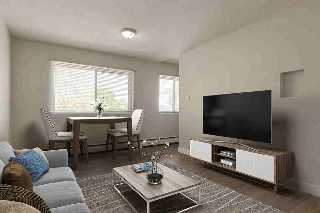 Royal Manor - Photo 2 of 12