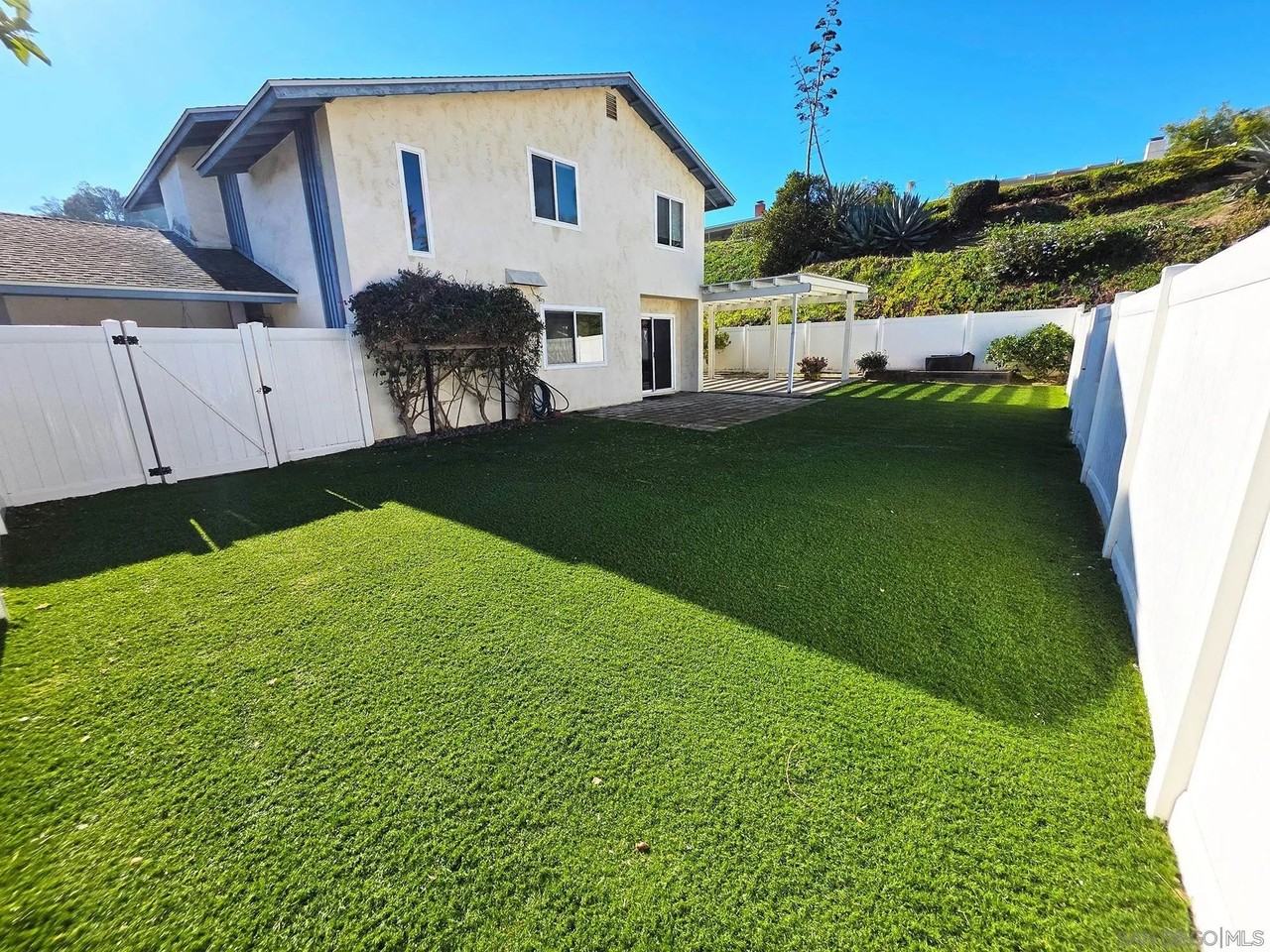 2230 Ledgeview Ln - Photo 3 of 29