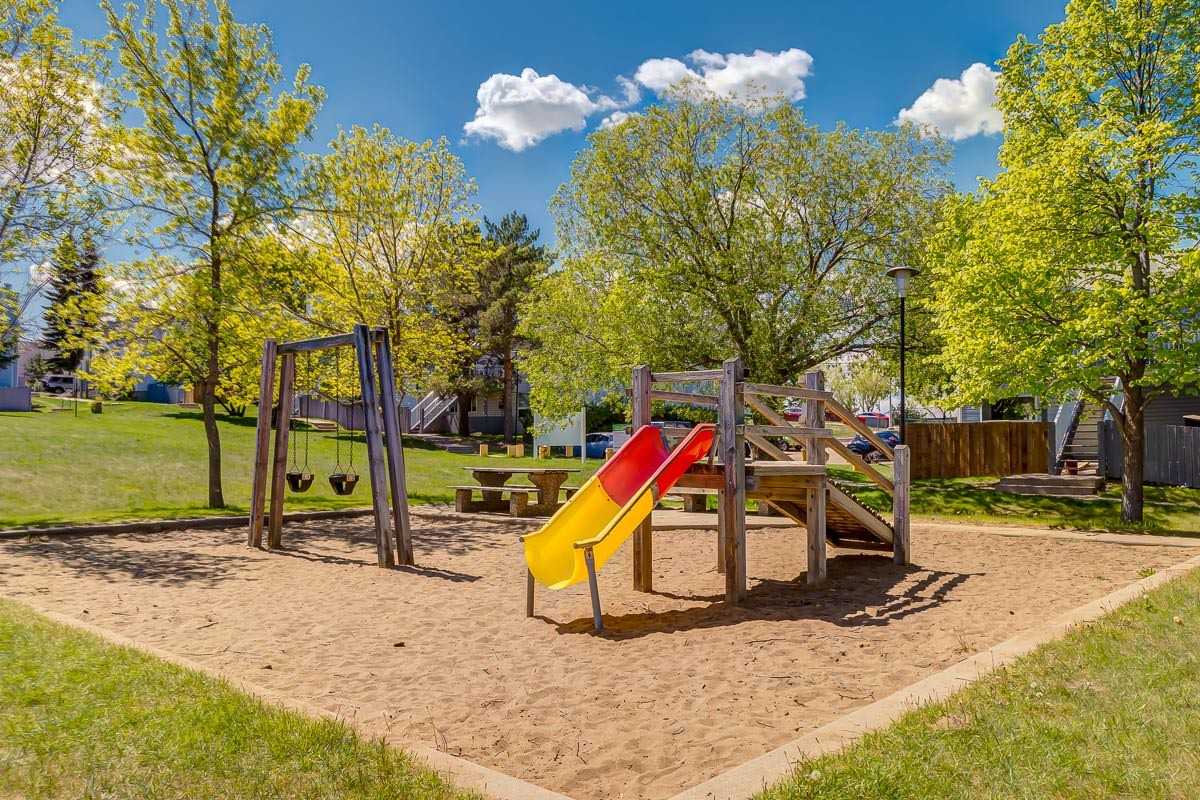 Huntington Court Coachhomes - Photo 3 of 25