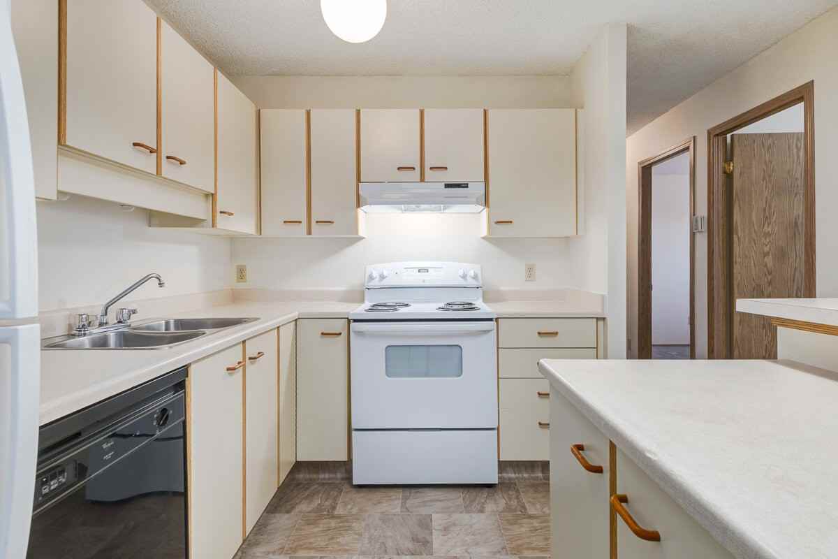 Huntington Court Coachhomes - Photo 6 of 25