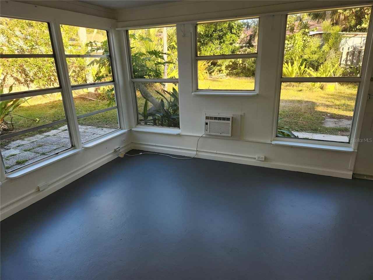 957 47th St - Photo 5 of 18