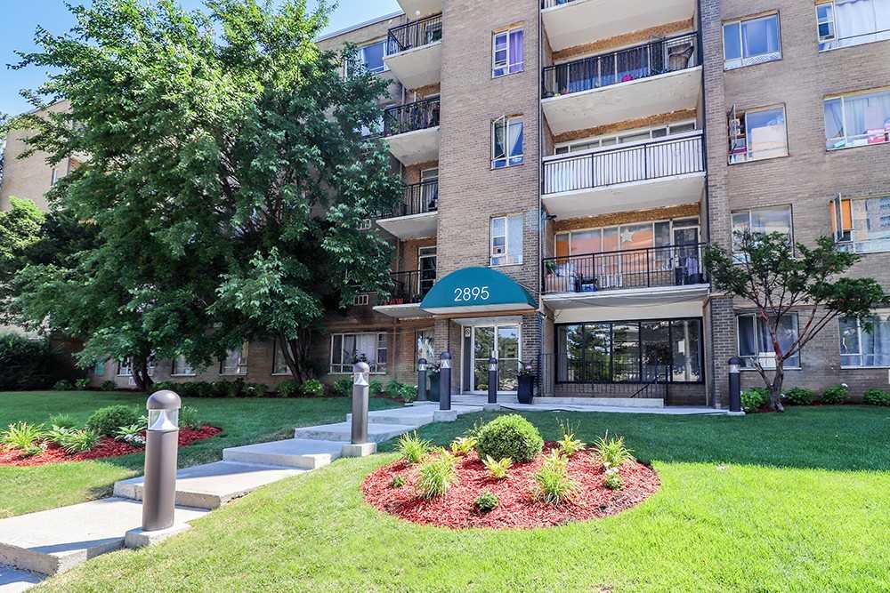 2895 Bathurst St, Toronto - Photo 2 of 28