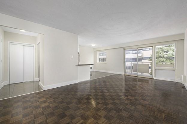 110 Park Road North - Photo 3 of 9