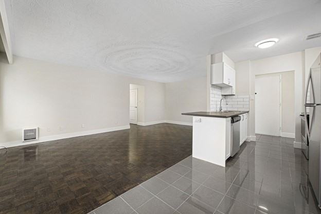 110 Park Road North - Photo 4 of 9