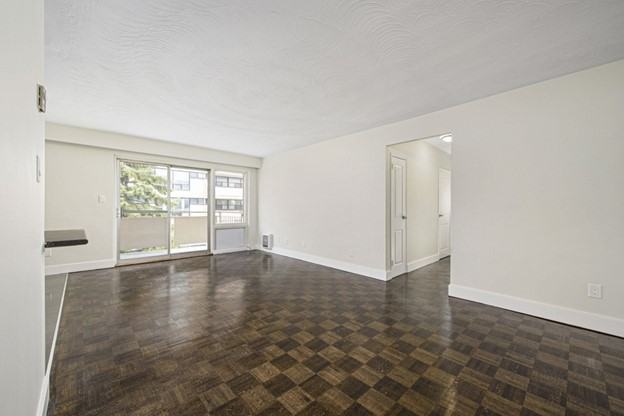 110 Park Road North - Photo 5 of 9