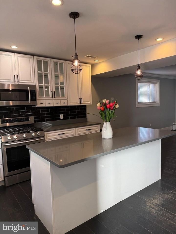 2913 N St Se - Photo 2 of 19