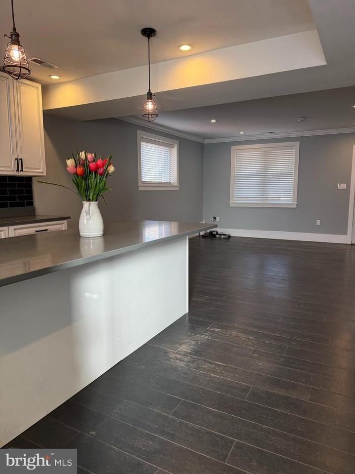 2913 N St Se - Photo 3 of 19