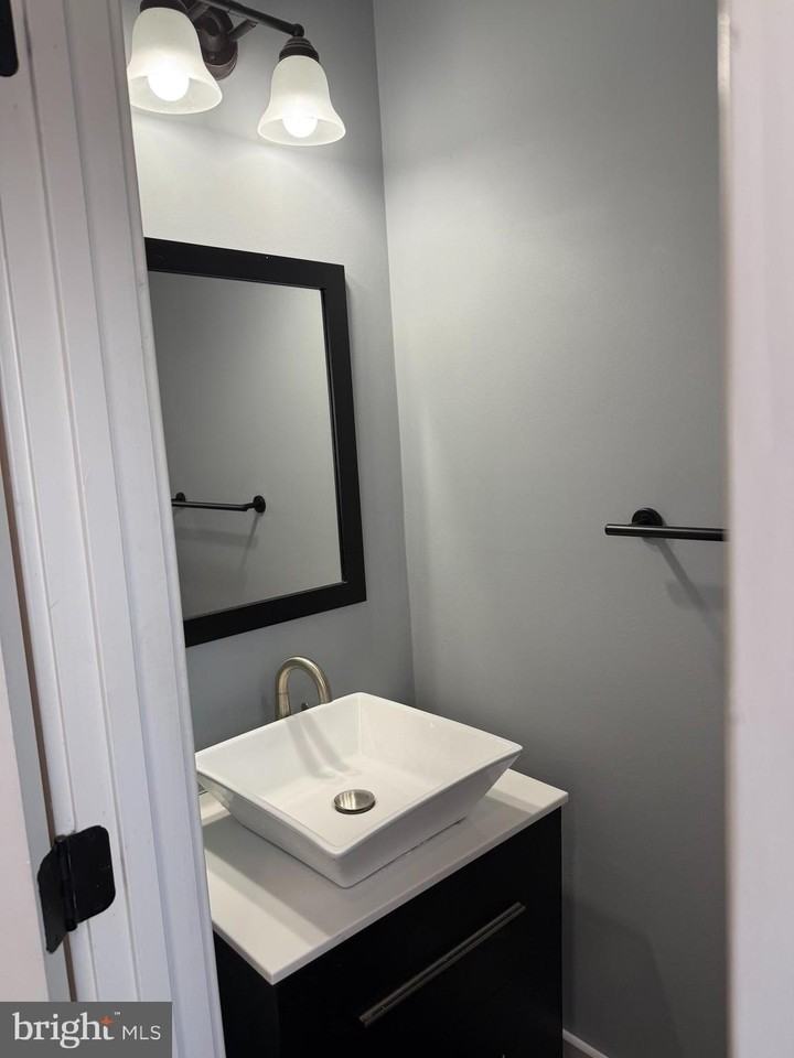 2913 N St Se - Photo 5 of 19