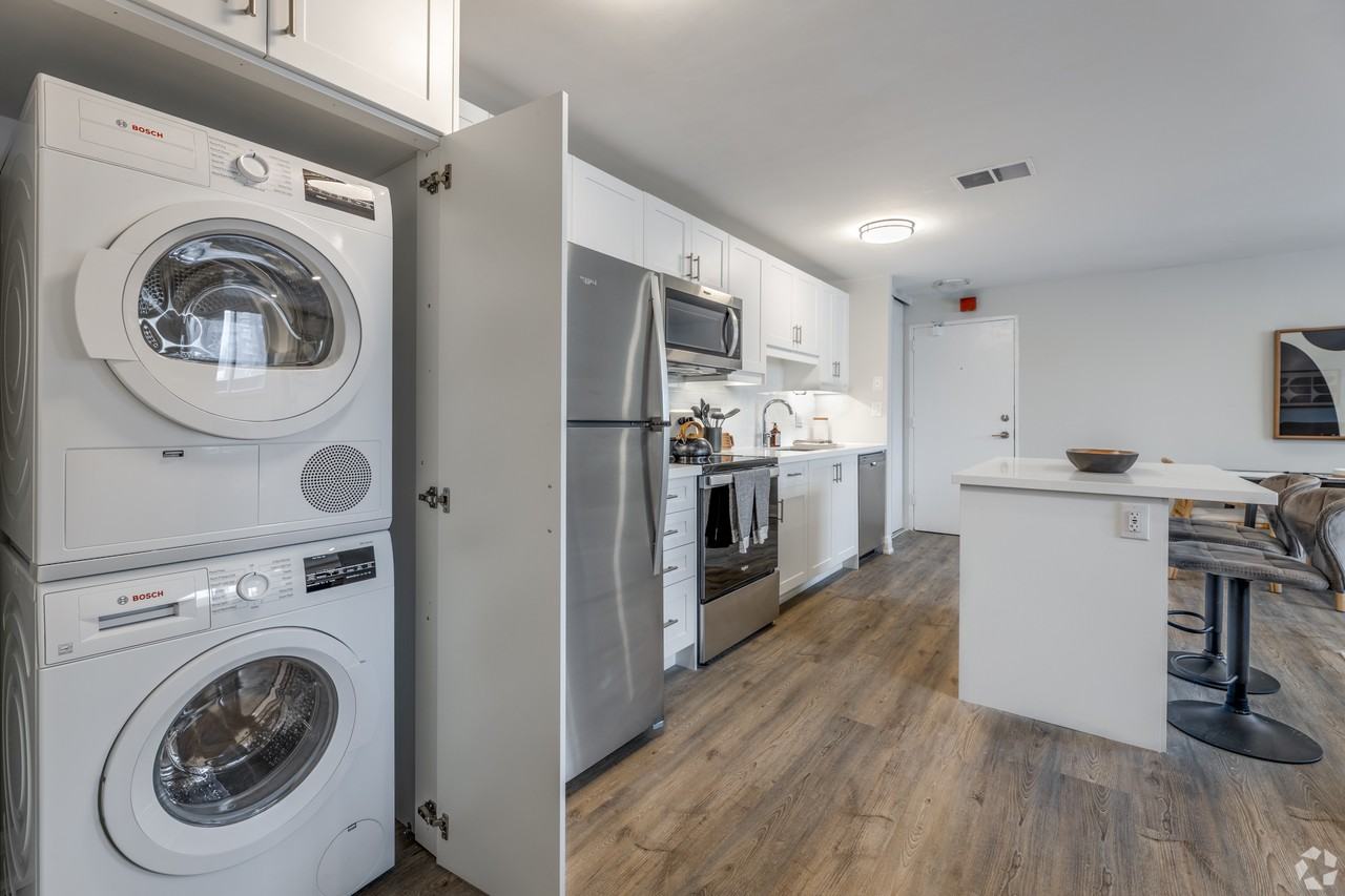 1111 Forestwood Drive, Mississauga - Photo 3 of 9