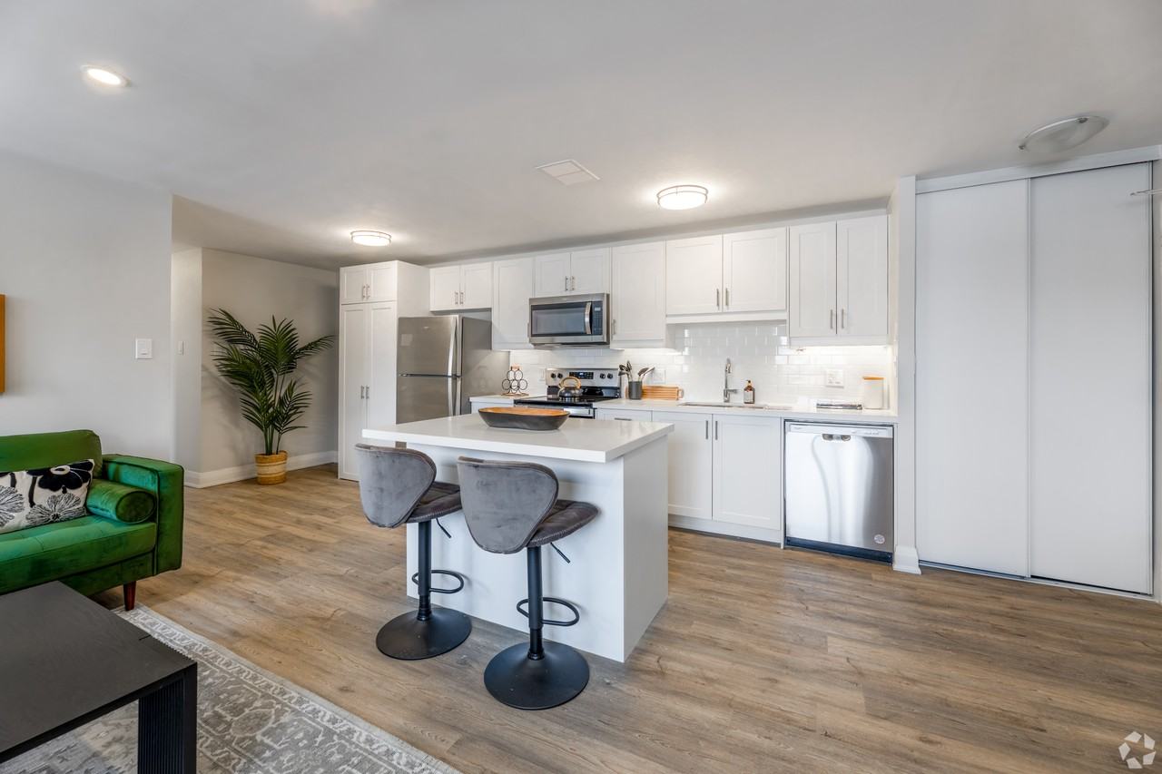 1111 Forestwood Drive, Mississauga - Photo 4 of 9