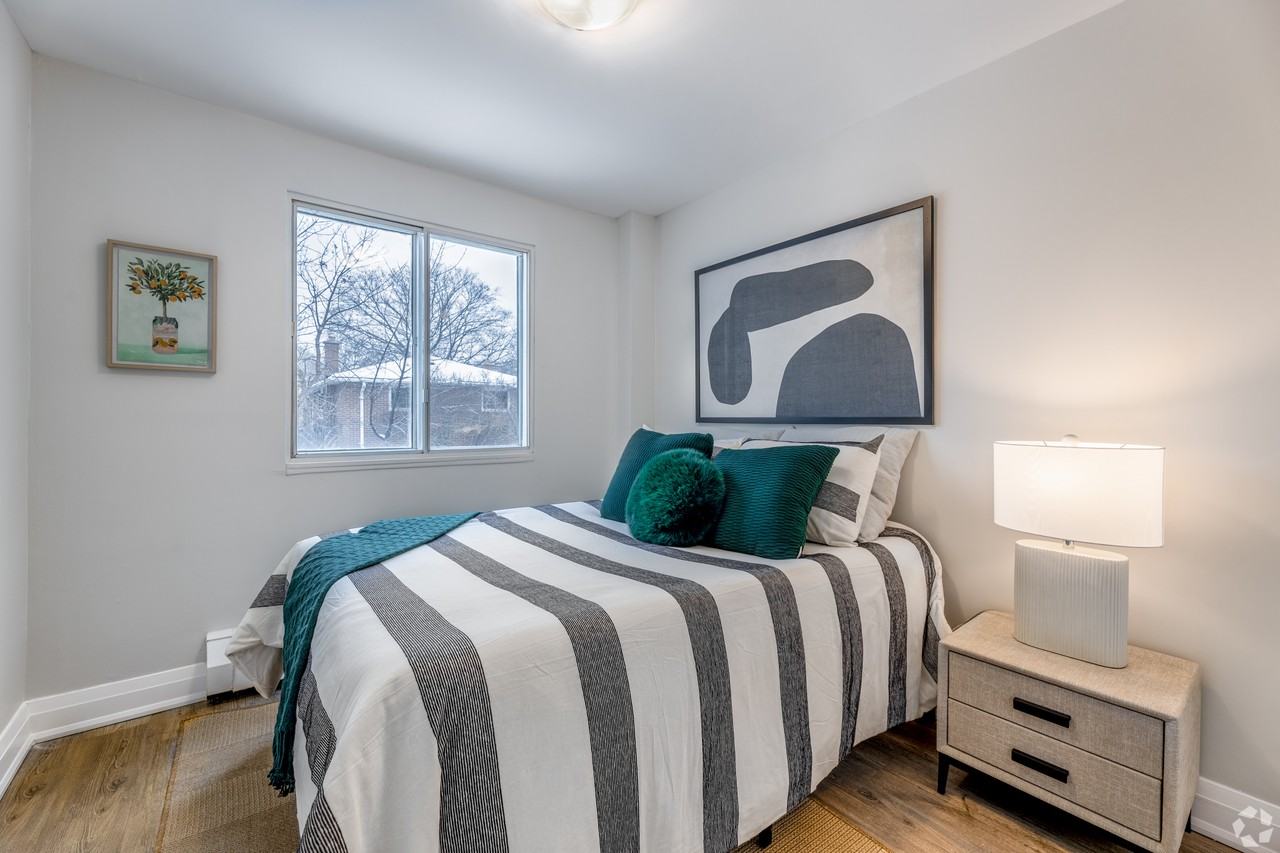 1111 Forestwood Drive, Mississauga - Photo 6 of 9