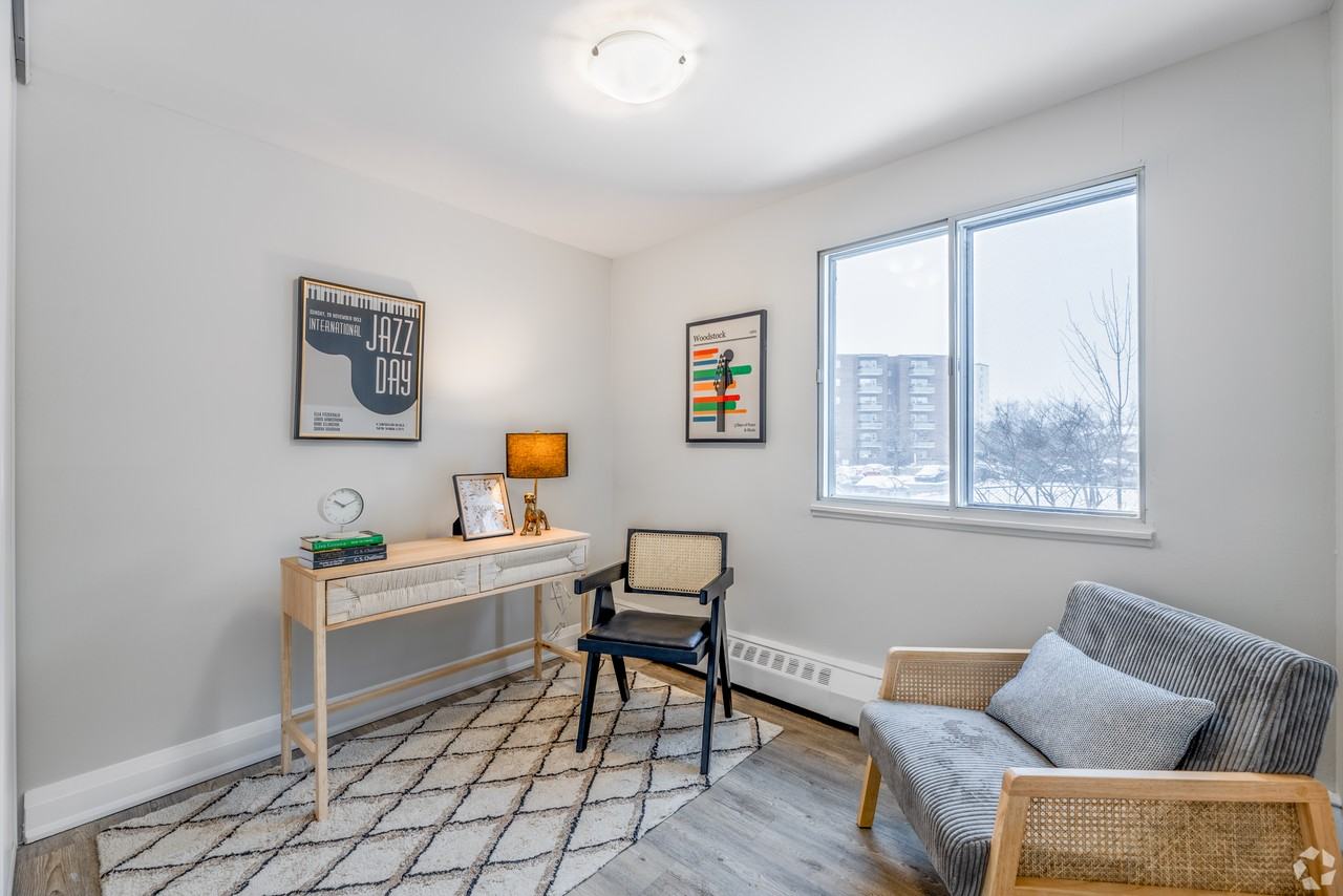 1111 Forestwood Drive, Mississauga - Photo 7 of 9