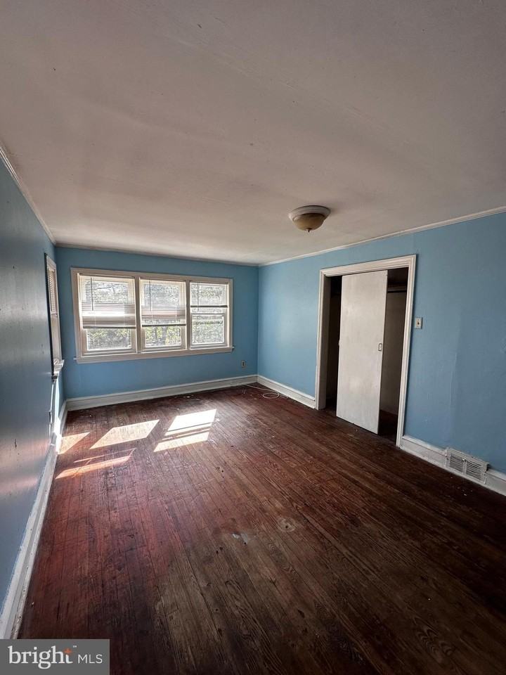 517 Sassafras St - Photo 4 of 9