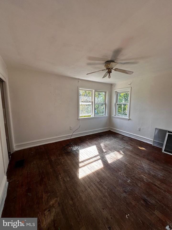 517 Sassafras St - Photo 5 of 9