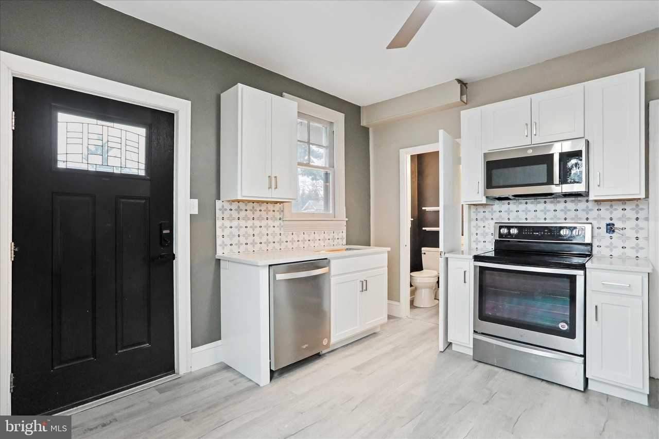 1052 Edgar Ave - Photo 4 of 41