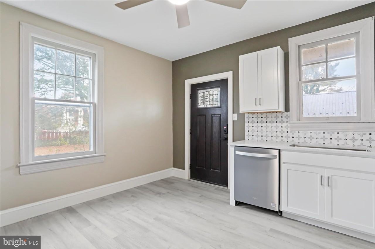 1052 Edgar Ave - Photo 5 of 41