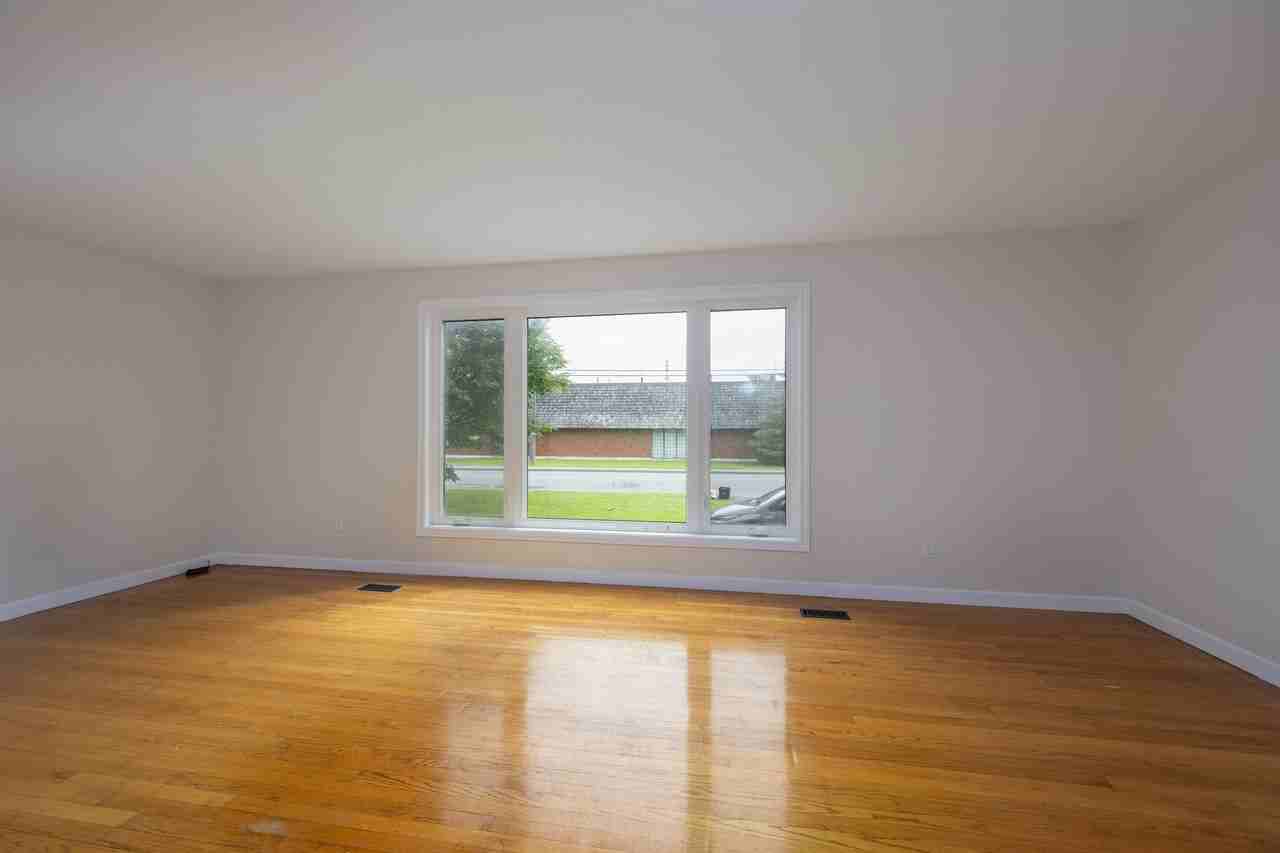 1670 Russell Rd - Photo 5 of 18