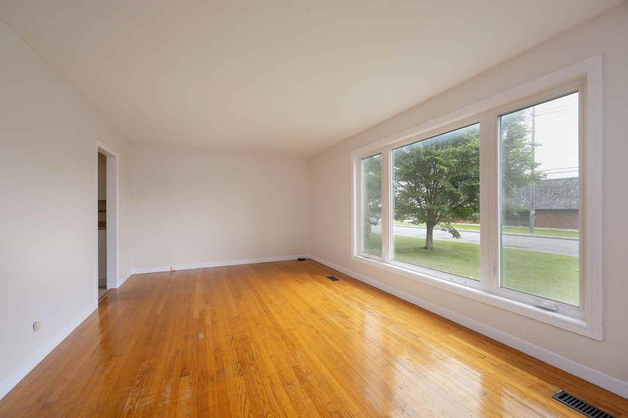 1670 Russell Rd - Photo 6 of 18