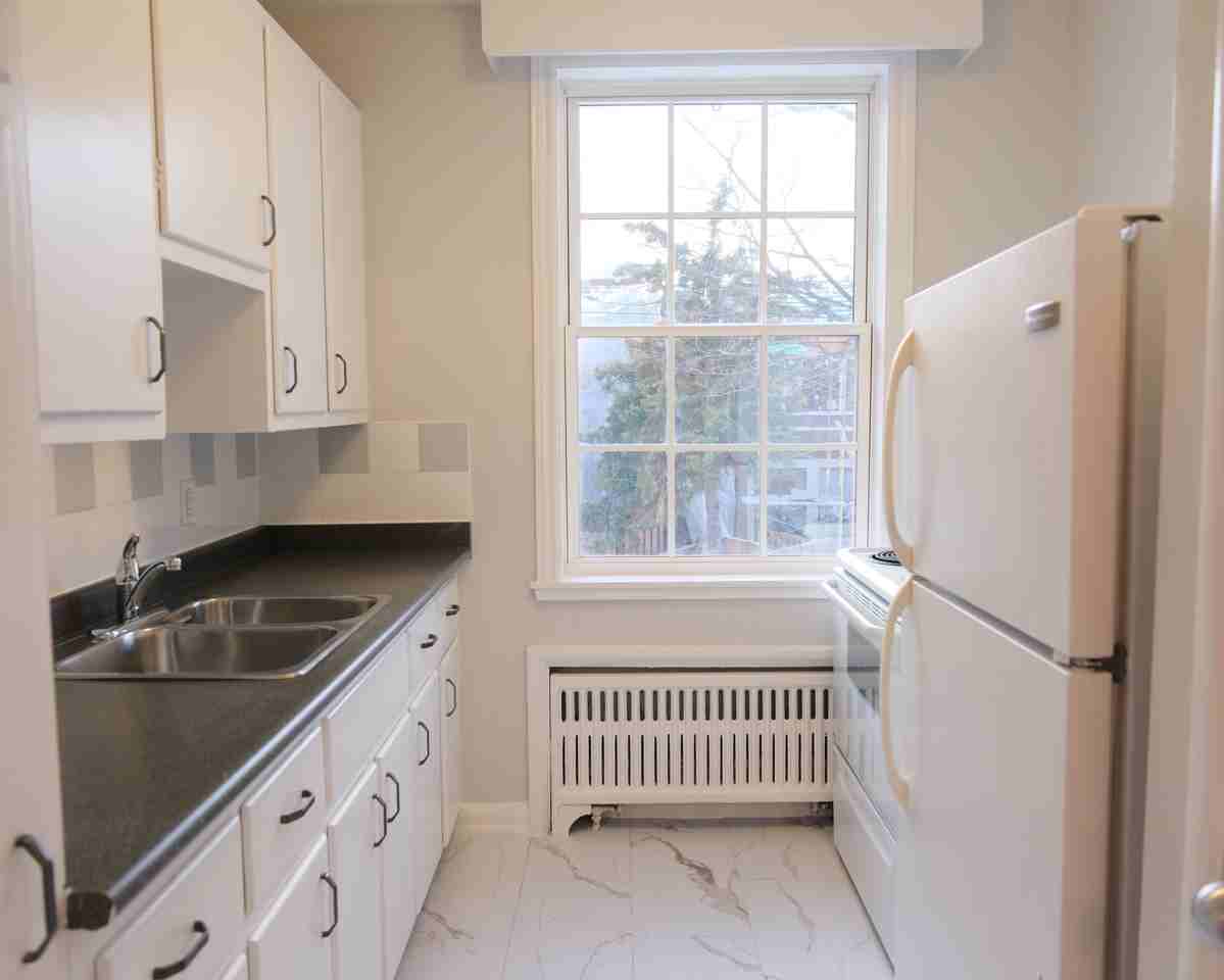 Crestview Apartments - Photo 6 of 11