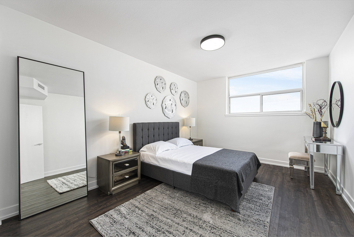 2465 Hurontario Street - Photo 5 of 15