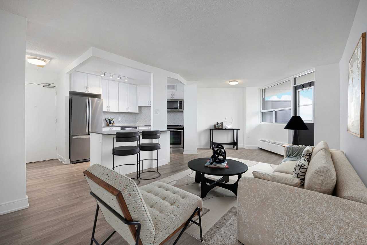 3122 Hurontario Street - Photo 3 of 17