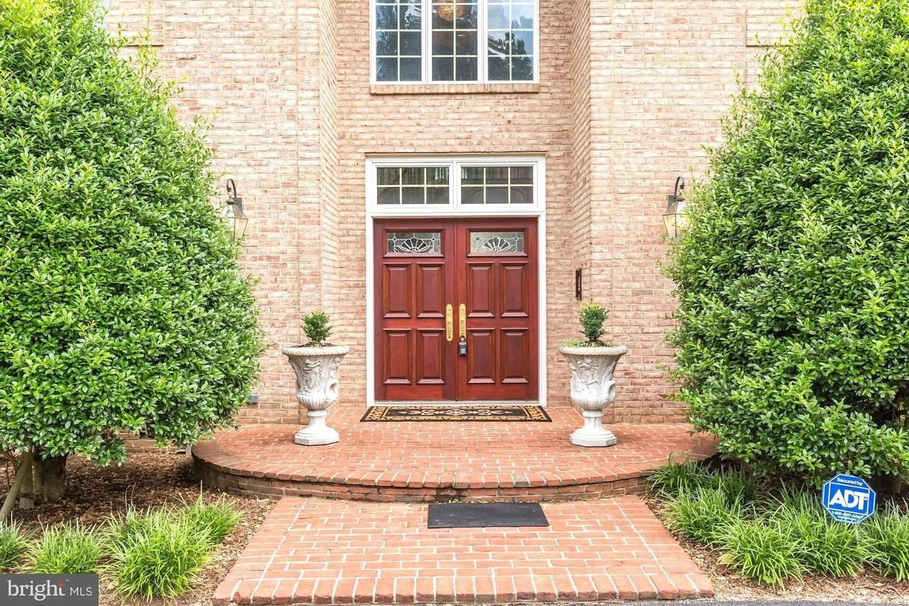 914 Helga Pl - Photo 2 of 50